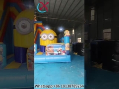 Wynurzający się domek z zjeżdżalniami