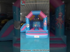 Wzbudzalny dom z zjeżdżalnikami