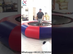 Dmuchalne gry wodne Dmuchalne wodne pływające trampoliny z pompą