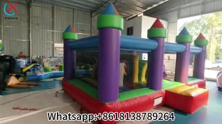 Zabawa na torze przeszkód Rainbow Bounce House